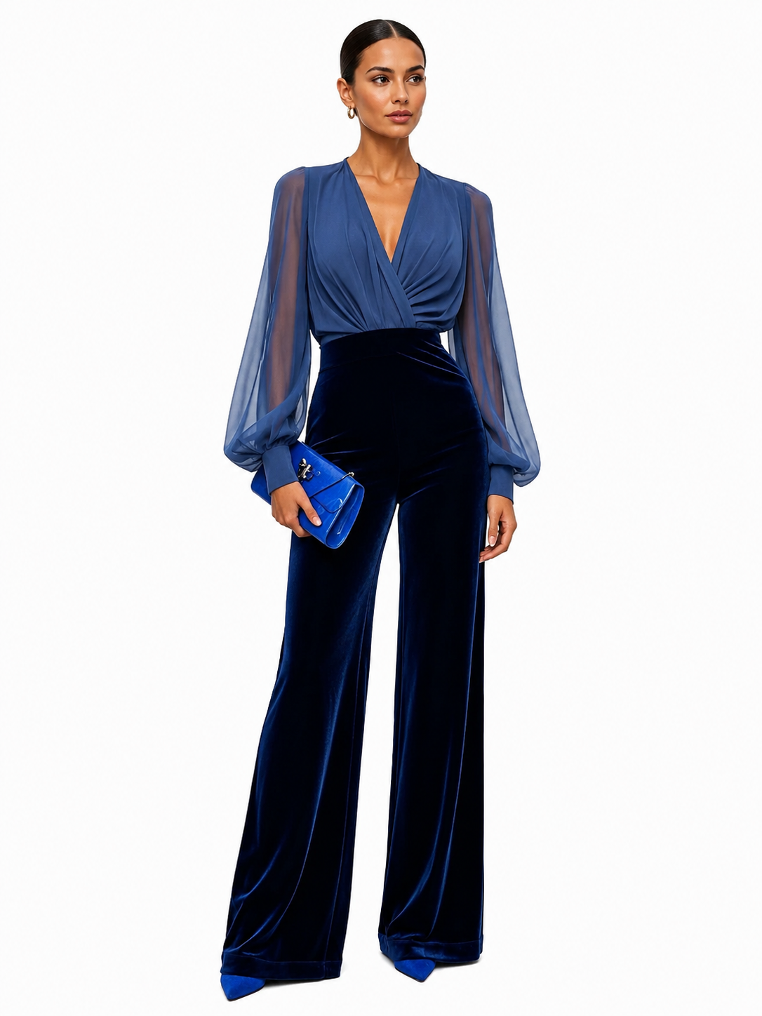 Mono de terciopelo azul de Atelier Vera Forma Milano con cuello en V y manga larga de malla, vista frontal en la imagen.