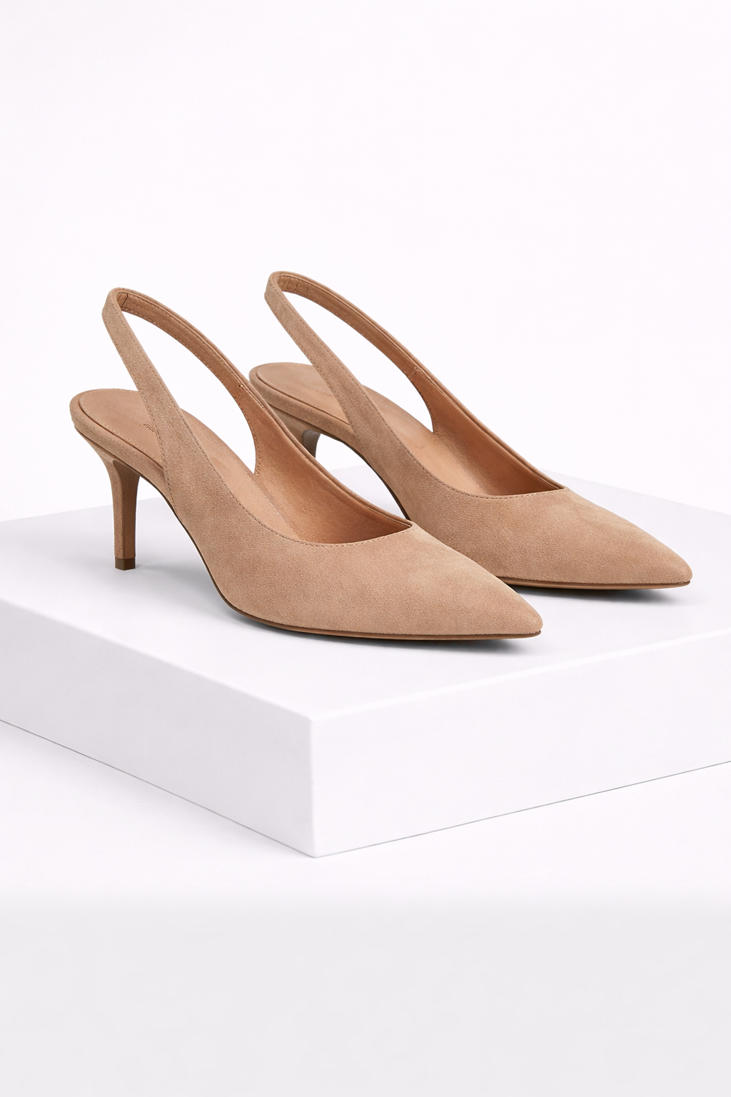 Zapato slingback beige de tacón fino y elegante de la marca ebi, con diseño sofisticado y estilo femenino.
