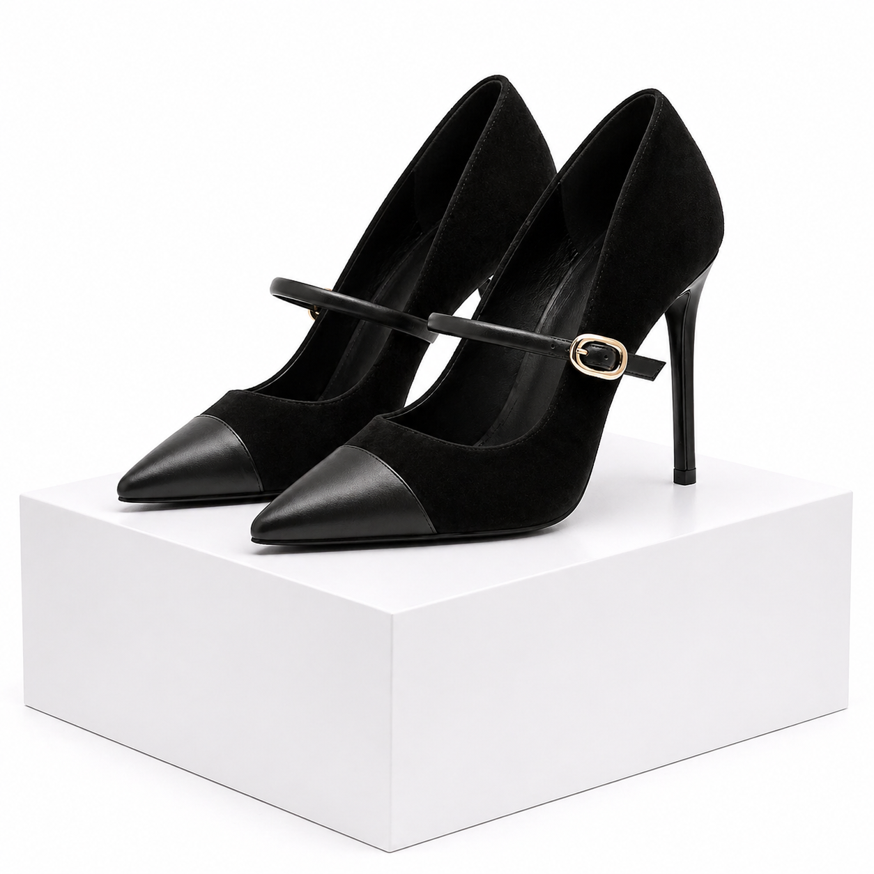 Tacones de terciopelo Ines de Atelier Vera Forma Milano, estilo elegante y sofisticado en color oscuro.