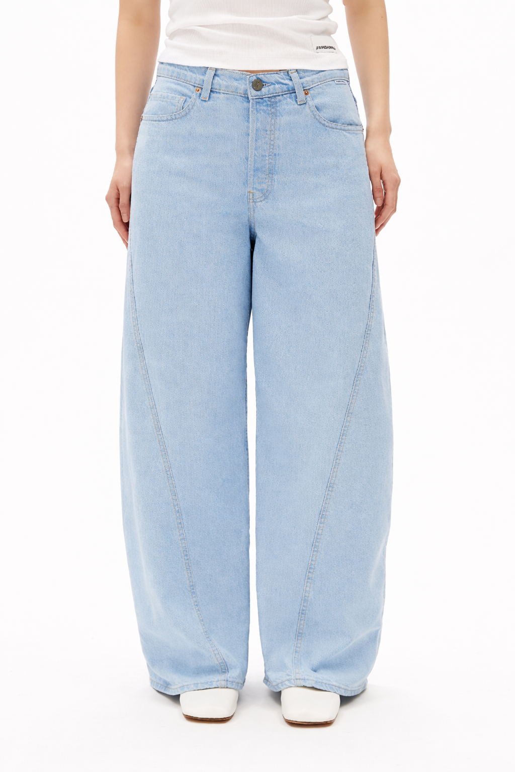 Jeans de pierna ancha de tiro alto en lavado claro de la marca ARMEDANGELS, con cinco bolsillos y estilo casual.