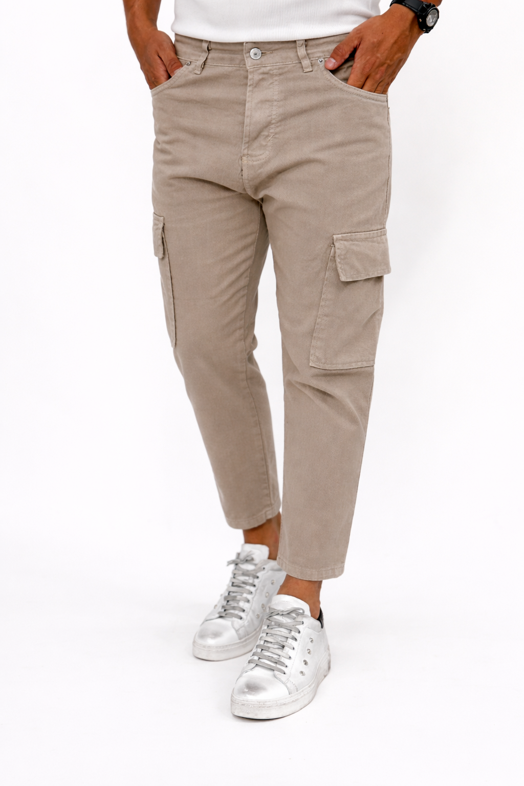 Pantalón cargo beige premium de corte tapered para hombre, con bolsillos y detalles modernos, de la marca Malkutha Store.