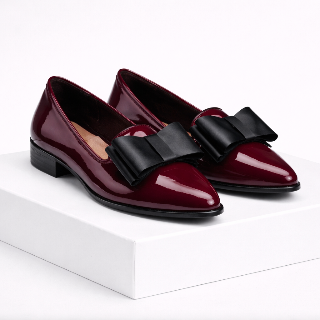 Mocasín burdeos de charol con lazo maxi de la marca ebi, con acabado brillante y diseño elegante para mujer.