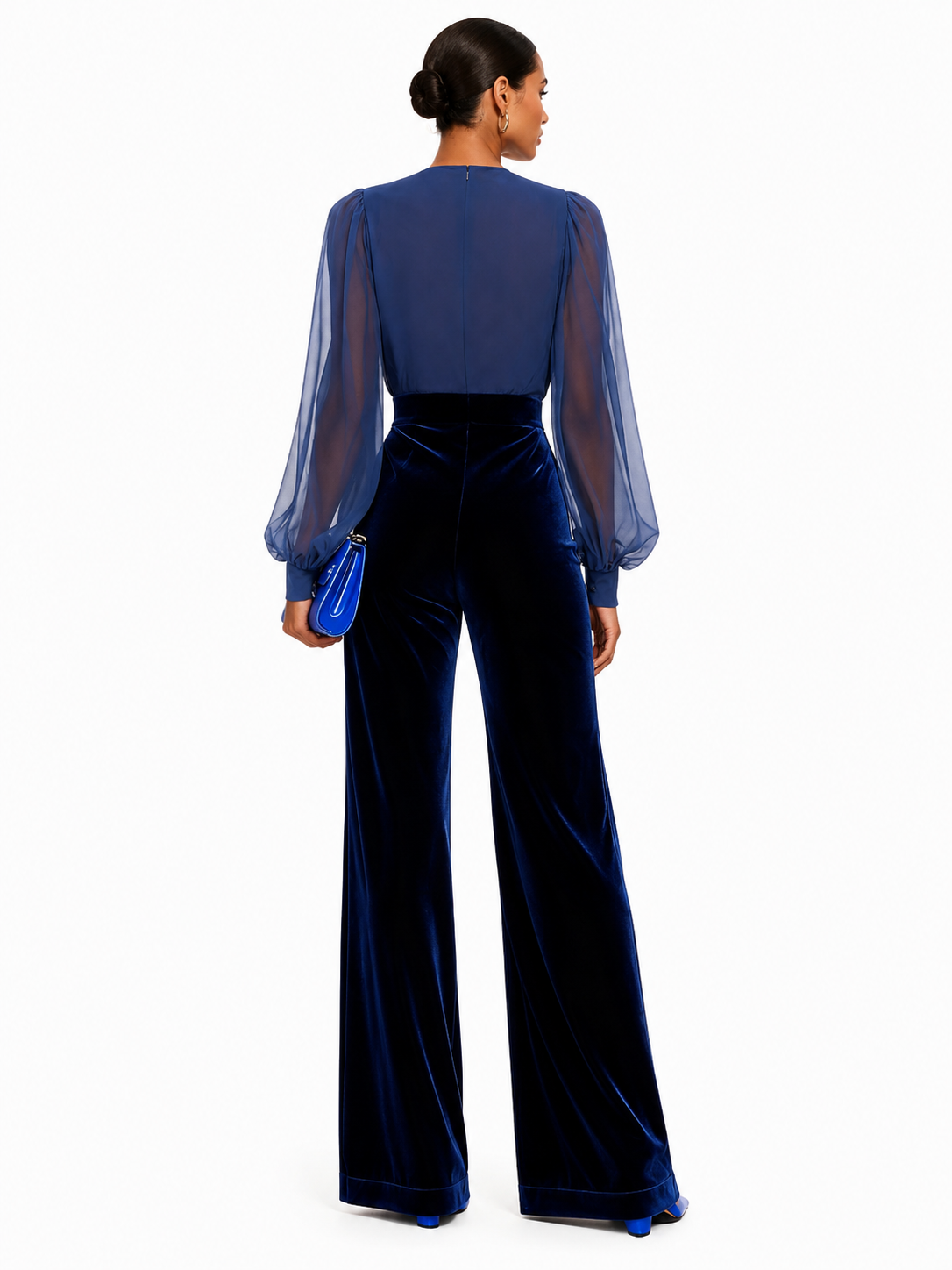 Mono de terciopelo azul de Atelier Vera Forma Milano con cuello en V y manga larga de malla, diseño elegante y sofisticado.