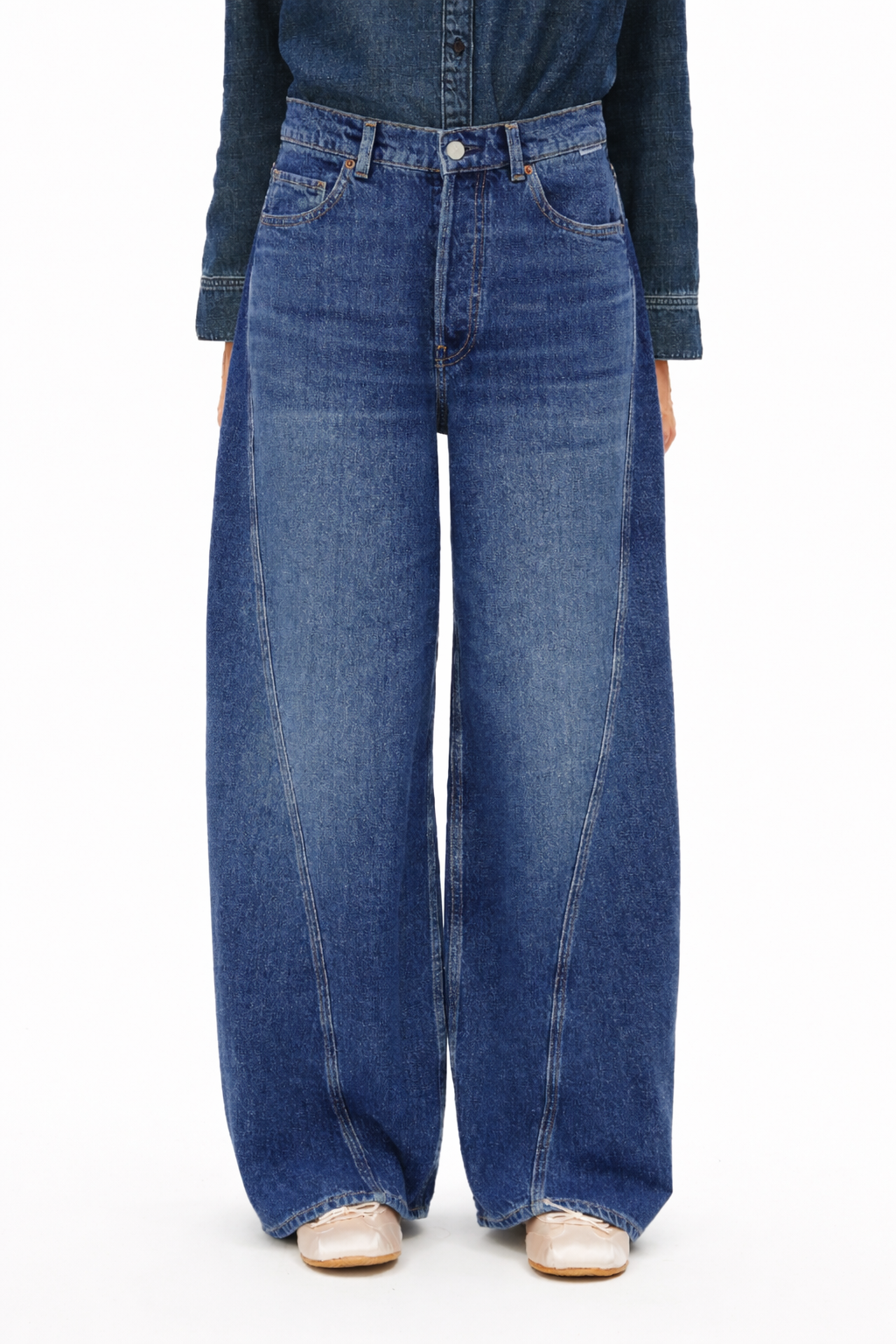 Jeans de pierna ancha de tiro alto con costuras visibles de la marca ARMEDANGELS, con cinco bolsillos y estilo casual.