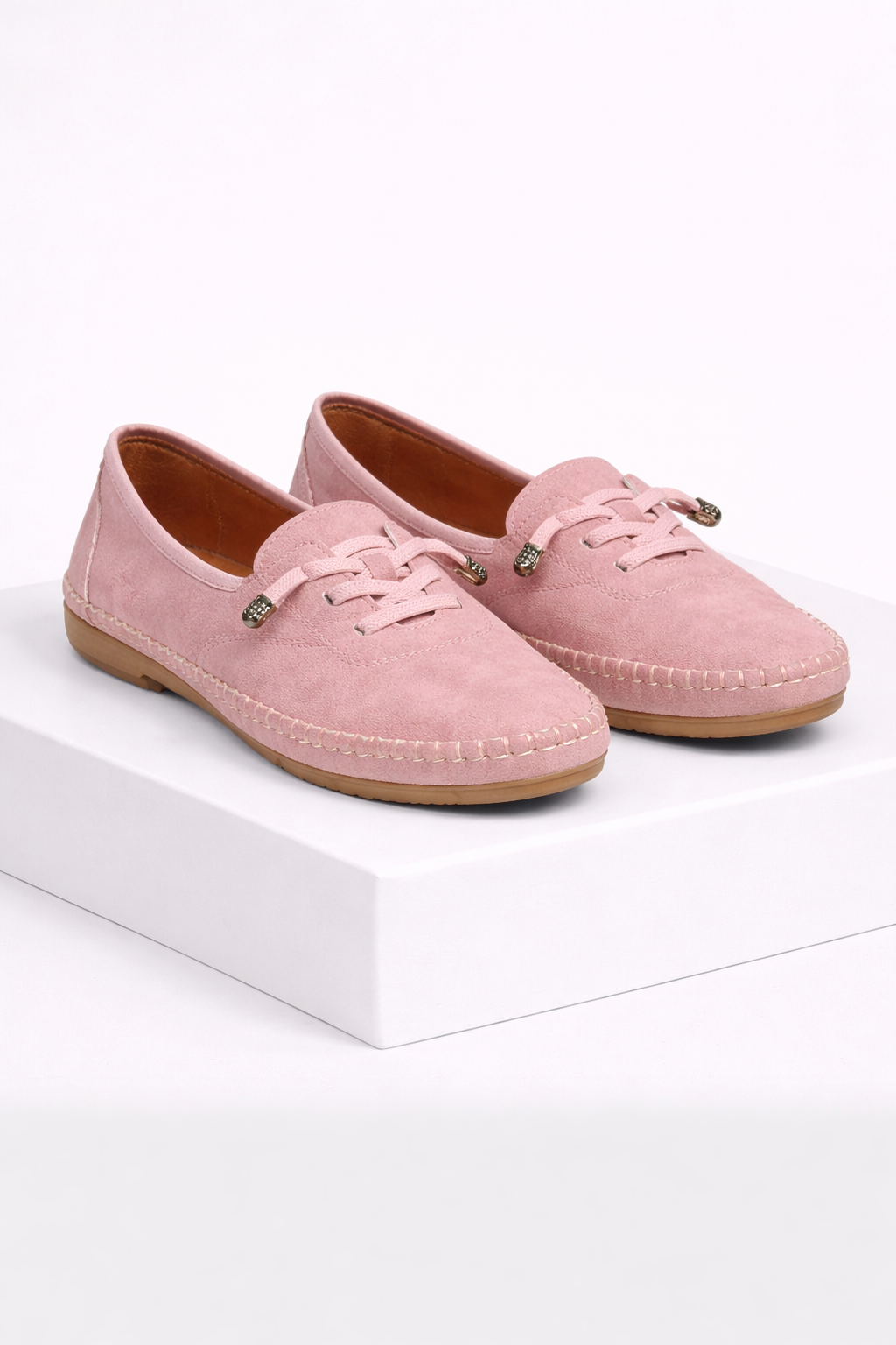 Zapato plano rosa empolvado de ante de marca Ebi, con diseño elegante y cómodo para uso diario.