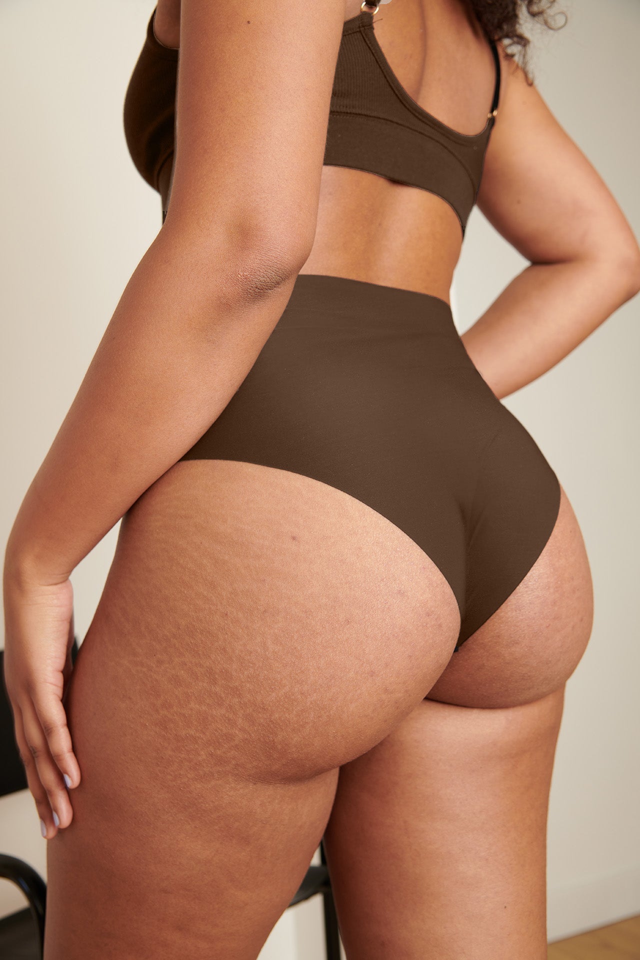 Braguita de cintura alta sin costuras - Marrón - Gala Martínez
